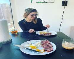 Sami Gayle eating non vegetarian food